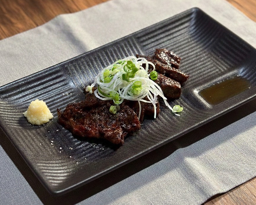 知床産トド肉焼きの盛り付け